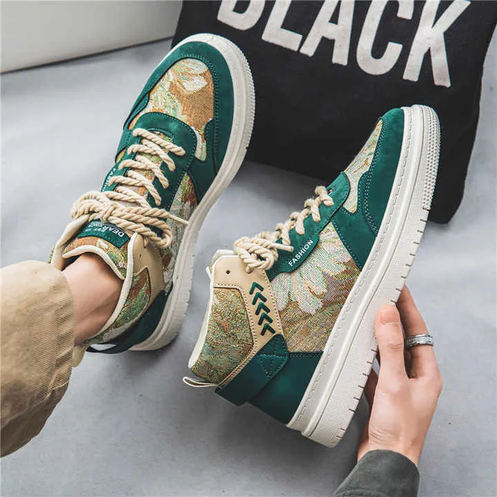 حذاء رياضي كاجوال بتصميم جديد للرجال مع شعار . New Design Men's Casual Sneakers with Custom Logo